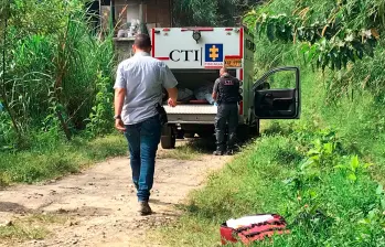 Los agentes del CTI de la Fiscalía hicieron la inspección a los cuerpos sin vida de estos dos hermanos en el corregimiento Altavista, de Medellín. FOTO: Laura Rosa Jiménez