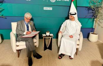 El ministro de Comercio, Germán Umaña (izq.) celebró la firma del acuerdo comercial con Emiratos Árabes. FOTO cortesía