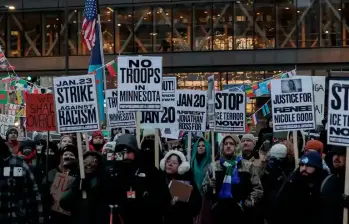Manifestantes en Milán exhibieron pancartas contra el ICE y el presidente estadounidense Donald Trump. FOTO: GETTY