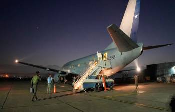 El vuelo de la Fuerza Aérea despegó este miércoles de Santiago y tenía como destino Bogotá y Puerto Príncipe. FOTO: Cortesía Servicio Nacional de Migraciones de Chile