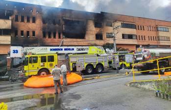 Un fuerte incendio se presenta en dos bodegas de Girardota, Antioquia. FOTO: Cuerpo de Bomberos Voluntarios de Girardota