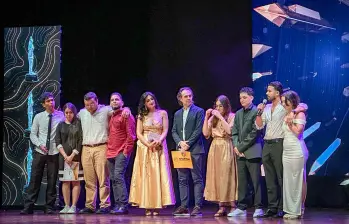 Los equipos que participaron en el concurso recibieron de manos del alcalde Federico Gutiérrez y la CEO de Smartfilms Colombia, Yesenia Valencia, los premios de SMARTFILMS Medellín 2025. FOTO cortesía