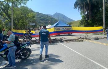 Así está el bloqueo de la vía que lleva al Suroeste y al occidente de Colombia. FOTO: Denuncias Antioquia
