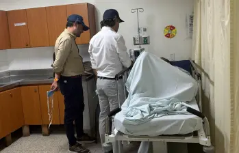 El alcalde de Medellín, Federico Gutiérrez, estuvo acompañado del secretario de Seguridad de Medellín con quien visitó a los policías y les dio palabras de aliento. FOTO: Cortesía cuenta de X de Federico Gutiérrez