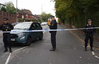 Un guardia de seguridad fue apuñalado y tres personas resultaron heridas, mientras que la policía disparó al sospechoso durante el incidente. FOTO: AFP