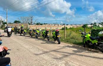 Patrulleros de la Policía mantienen un cerco perimetral en la cárcel La Vega de Sincelejo. FOTO: Tomada de X @hernandolozano