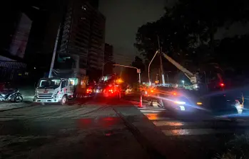 En la penumbra trabajaron toda la madrugada las cuadrillas de EPM para arreglar los daños que dejaron las lluvias. FOTO: CORTESÍA EPM