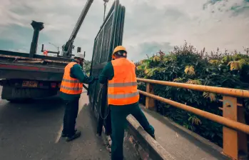 Estas son las mallas que se están instalando sobre dos de los puentes de Medellín para evitar que se sigan lanzando rocas contra los conductores que transitan por estos corredores viales. FOTO: CORTESÍA ALCALDÍA DE MEDELLÍN