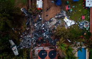 Los 62 ocupantes de un avión que se estrelló este viernes en el sureste de Brasil murieron, informaron las autoridades, que investigan las posibles causas de su impresionante caída en picado sobre una zona residencial. FOTO: GETTY