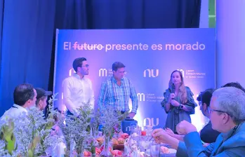 Gabriel Santos, presidente de Colombia Fintech, Roberto Campos Neto, director global de Políticas Públicas de Nubank; y Marcela Torres, gerente general de Nu Colombia. FOTO: El Colombiano.