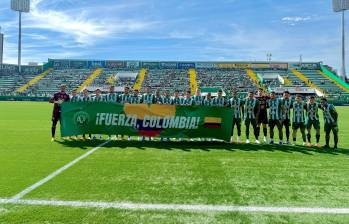 Todo el plantel de Chapecoense posando con un mensaje solidario para Colombia. FOTO: X ChapecoenseReal
