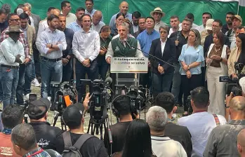 Los 73 mandatarios se congregaron en la sede de Indeportes Antioquia para hablar de la situación que se ha vivido por estos días. FOTO: MANUEL SALDARRIAGA