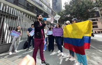 Andrés Salcedo, médico y vocero de la iniciativa Internos con Pago Ya, celebró el anuncio del Ministerio de Salud, aunque advirtió que aún faltan definiciones para la implementación del pago a los médicos internos desde 2026. FOTO: @andresfsalcedop vía X. 