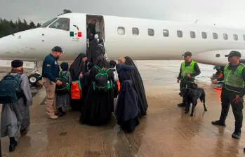 Los nueve adultos de la secta Lev Tahor que fueron encontrados en un hotel de Yarumal, Norte antioqueño, fueron expulsados de Colombia este lunes en un vuelo charter que los llevó a Nueva York, Estados Unidos. FOTO: Cortesía Migración Colombia