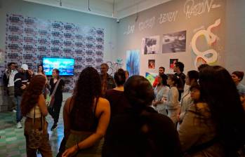 Las Noches de Galería reúnen a decenas de personas, desde universitarios, hasta profesionales y simples curiosos. Esta sala en el Palacio de Bellas Artes se trata sobre nuevos imaginarios de La Plata. FOTOS: JUAN FELIPE ZULETA