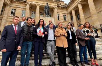 Decenas de dirigentes, entre congresistas, líderes políticos y precandidatos, convocaron a una rueda de prensa conjunta este miércoles en el Congreso. FOTO: JAVIER GONZÁLEZ PENAGOS/EL COLOMBIANO