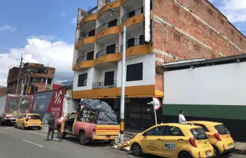 Dentro de este hotel, el Plus Plaza, se presentó un incendio en un cuarto del tercer piso. La víctima saltó desde el balcón hacia el vacío. Al parecer, la conflagración habría sido provocada. FOTO: LAURA ROSA JIMÉNEZ VALENCIA
