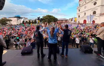 Paloma Valencia durante su cierre de campaña en el parque de Rionegro, acompañada por el expresidente Álvaro Uribe Vélez y ante una multitud de simpatizantes. Foto Cortesía. 