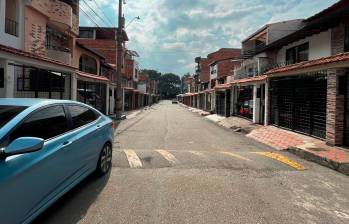 En esta calle del conjunto residencial abierto Bosques de San Pablo ocurrió el intento de hurto en el que falleció un señalado delincuente. FOTO: ANDRÉS FELIPE OSORIO GARCÍA