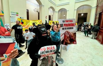 El ambiente a las afueras del recinto fue de regocijo y felicidad. El proyecto se había hundido al menos 12 veces en el Parlamento. FOTO: JAVIER GONZÁLEZ/EL COLOMBIANO