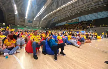 El escenario que tradicionalmente es para baloncesto, se transformó en una “estadio de fútbol” para alentar a Colombia. FOTO brandon martínez