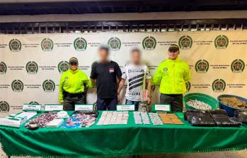 Estos son los elementos decomisados y los dos hombres aprehendidos en los dos operativos. FOTO: Cortesía Policía