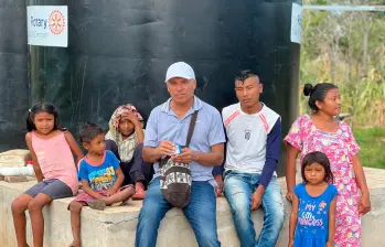 Juan (de gorra) dice que lo motiva que los niños ya no tengan que recorrer varios kilómetros para ir por el agua, y la alegría de la gente al ver salir el chorro.FOTO Cortesía