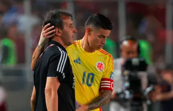 James Rodríguez, junto al técnico de Venezuela, Fernando Batista. FOTO GETTY