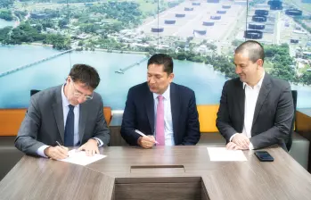 De izquierda a derecha, Diego Perez Claramunt, President & Country Manager, Colombia, Gran Tierra Energy; Juan Carlos Hurtado, vicepresidente ejecutivo de Hidrocarburos de Ecopetrol; Julián Fernando Lemos, vicepresidente corporativo de Estrategia y Nuevos Negocios de Ecopetrol. Foto: Cortesía