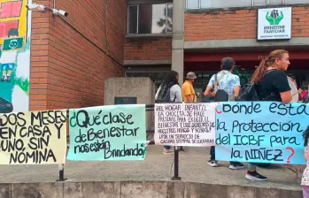 Las protestas en las afueras de la sede del ICBF Antioquia, en el barrio La América, se han vuelto cada vez más recurrentes por los problemas económicos que atraviesa la entidad. FOTO: SUSANA COGUA PÉREZ