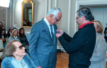 El presidente Gustavo Petro condecoró al ministro de Salud, Guillermo Jaramillo. Foto: Presidencia