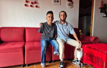 Luis Taborda al lado de John Mesa, uno de los ingenieros electromecánicos que hace parte del sueño hecho realidad. FOTO Cortesía Alcaldía de Medellín. 