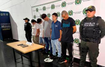 Los cinco capturados, entre ellos una mujer, fueron cobijados con detención intramural mientras que avanza el proceso judicial. FOTO: Policía
