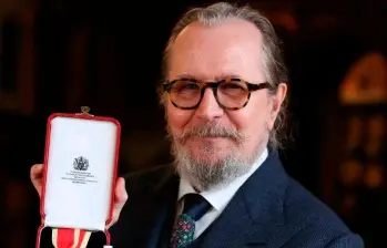 Gary Oldman recibió una medalla en su nombramiento como caballero. FOTO: Tomada de The Royal Family