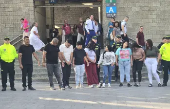 Estos son los presuntos integrantes de la banda Las Pirañas, la cual estaría implicada en cometer hurtos en las estaciones del metro. De izq. a der.: Óscar Yoel Ortega Ortega (alias Óscar), Arnoldo Antonio Ortiz (El Viejo), Dervis José Montilla Santiago (Dervis), Yirvina Yetzabeth Salazar Gómez (Yirvina), Albani del Valle Senir Rodríguez (Albani), Sandra Yaneth Rodríguez (Sandra), Inés Martina Argumedo Zárraga (Yamileth) y Dubraska Elizabeth Dondi Pino (Dubraska). FOTO: SANTIAGO OLIVARES TOBÓN