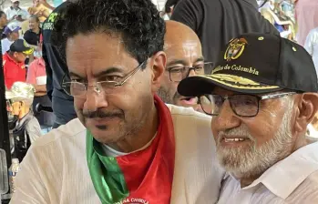 Iván Cepeda junto a “El Cura” Hoyos. Foto: Redes Sociales.