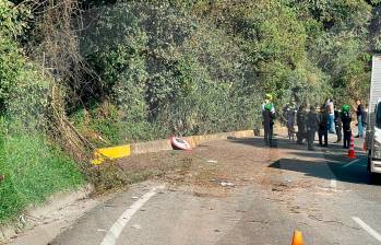 Así quedó la zona desde donde se detonó el artefacto explosivo contra el vehículo de valores en la autopista Medellín-Bogotá. FOTO: CORTESÍA