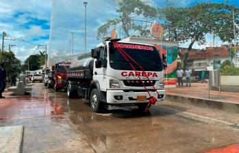 Estos son algunos de los carrotanques que se están entregando en municipios de Antioquia para afrontar la escasez de agua que ya se presenta en siete municipios. FOTO: CORTESÍA