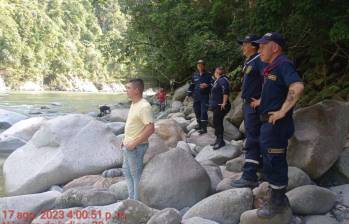 Rescatistas patrullan el río Samaná en búsqueda del hombre desaparecido.