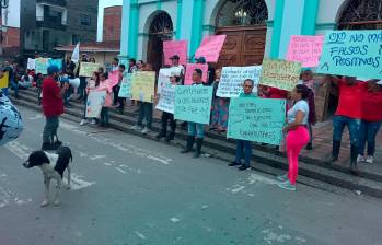 Algunos de los desplazados de la vereda Los Trozos, zona rural de Anorí, protestaron en el parque principal por la situación que los sacó de sus casas. FOTO: Cortesía