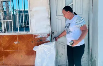 Nelis Esther Castro Hernández, cubetera de Tasajera, sale de su casa con las bolsas plásticas que entrega a los Gestores del Cambio para evitar que terminen en la Ciénaga Grande. FOTO: EL COLOMBIANO