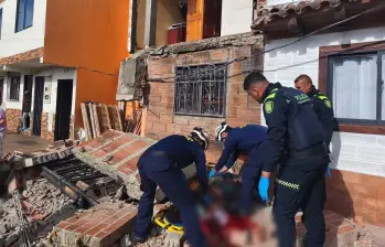 Durante el colapso del balcón resultó herido un hombre, que fue trasladado a la Clínica Somer. FOTO: Cortesía Alcaldía de Rionegro