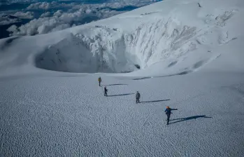 Los glaciares, reservas clave de agua dulce, se derriten a un ritmo acelerado debido al cambio climático, amenazando ecosistemas y comunidades. FOTO cortesía Yober Arias y Cumbres Blancas