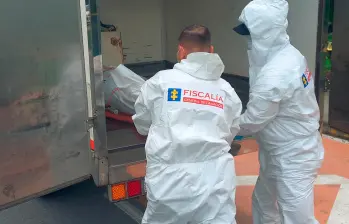 Los agentes del CTI de la Fiscalía realizaron la inspección al cuerpo sin vida del taxista Joaquín Emilio Ríos Rendón. FOTO: ARCHIVO