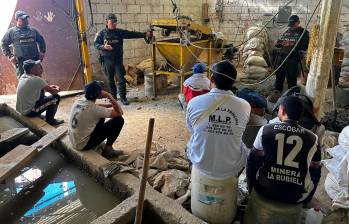 Las autoridades llegaron hasta un socavón en la parte alta de la ladera occidental de Girardota, donde encontraron elementos para la minería ilegal. FOTO CORTESÍA POLICÍA METROPOLITANA