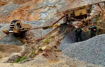En el operativo fueron decomisadas dos máquinas retroexcavadoras, dos excavadoras y dos clasificadoras de material. FOTO: CORTESÍA EJÉRCITO