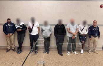 A estos seis estadounideses los devolvieron del aeropuerto José María Córdova, de Rionegro, luego de irregularidades en su entrevista con los funcionarios de Migración Colombia. FOTO: CORTESÍA MIGRACIÓN COLOMBIA