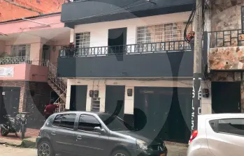 En el segundo piso de esta propiedad, en el barrio El Socorro, de Medellín, fue hallado el cuerpo sin vida de Leonardo Yulesmar Duque Gómez, de 55 años. FOTO: LAURA ROSA JIMÉNEZ VALENCIA