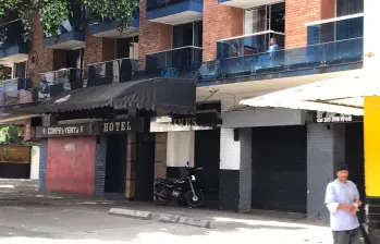 Dentro de este hotel, de acuerdo con el reporte de las autoridades, se habría presentado el hecho de aparente violencia intrafamiliar contra el niño de 2 años. FOTO. LAURA ROSA JIMÉNEZ VALENCIA