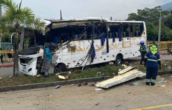 Así quedó el bus tras el accidente en el Oriente de Medellín. Foto: Cristian Vásquez